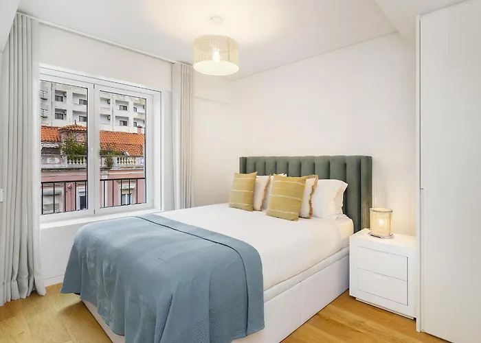 Whome Urban Oasis: Modern Living With Parking & Ac