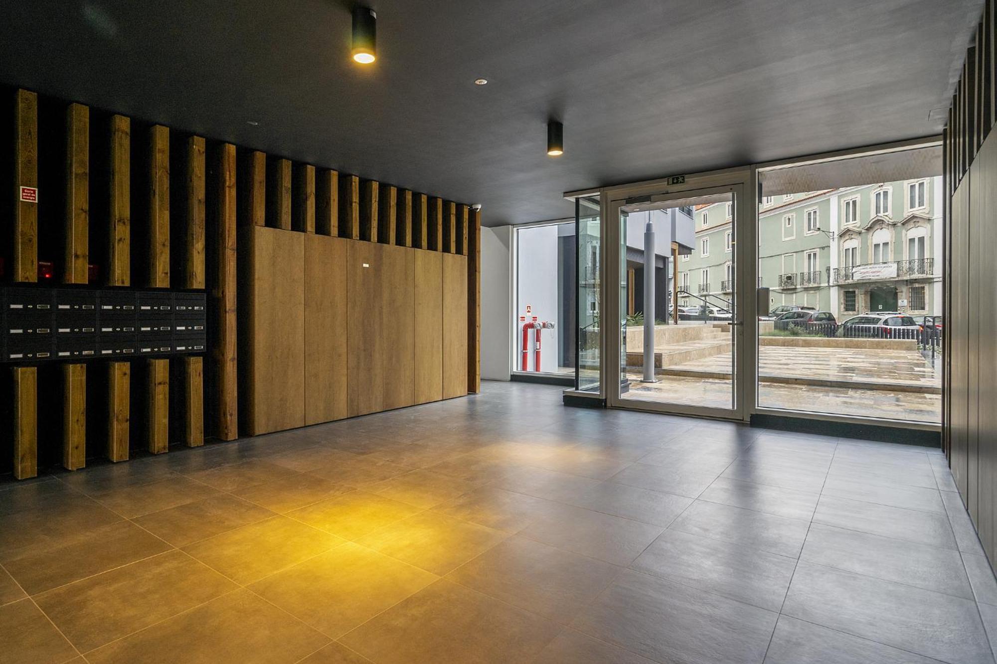 Whome Urban Oasis: Modern Living With Parking & Ac