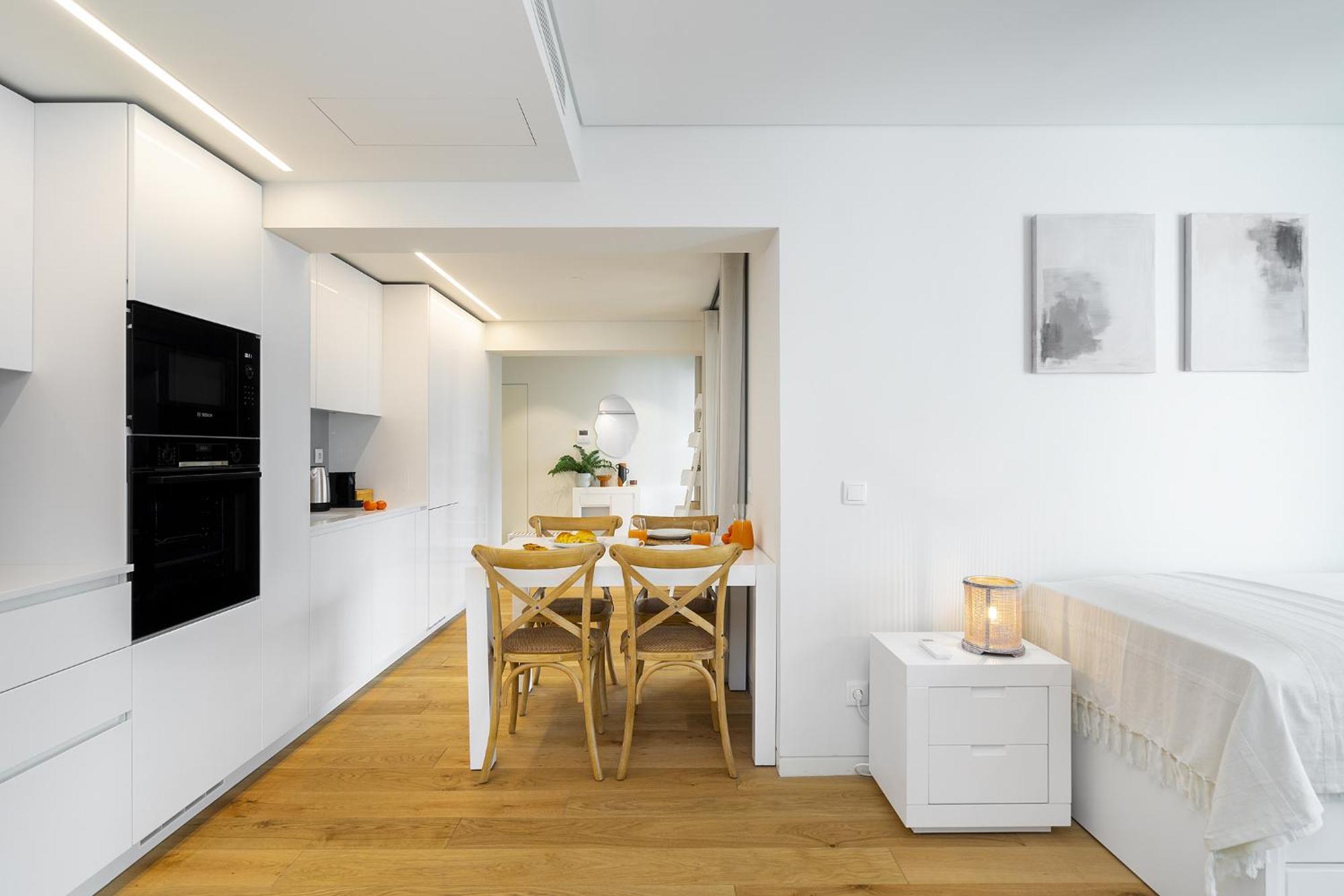 Whome Urban Oasis: Modern Living With Parking & Ac Apartment
