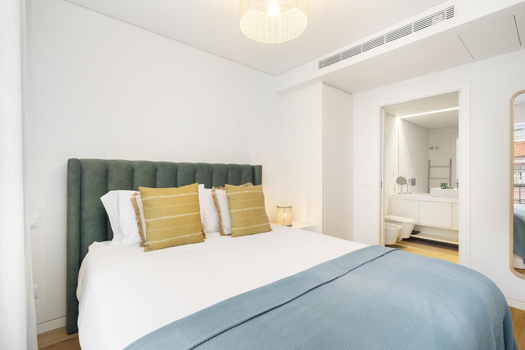 Whome Urban Oasis: Modern Living With Parking & Ac