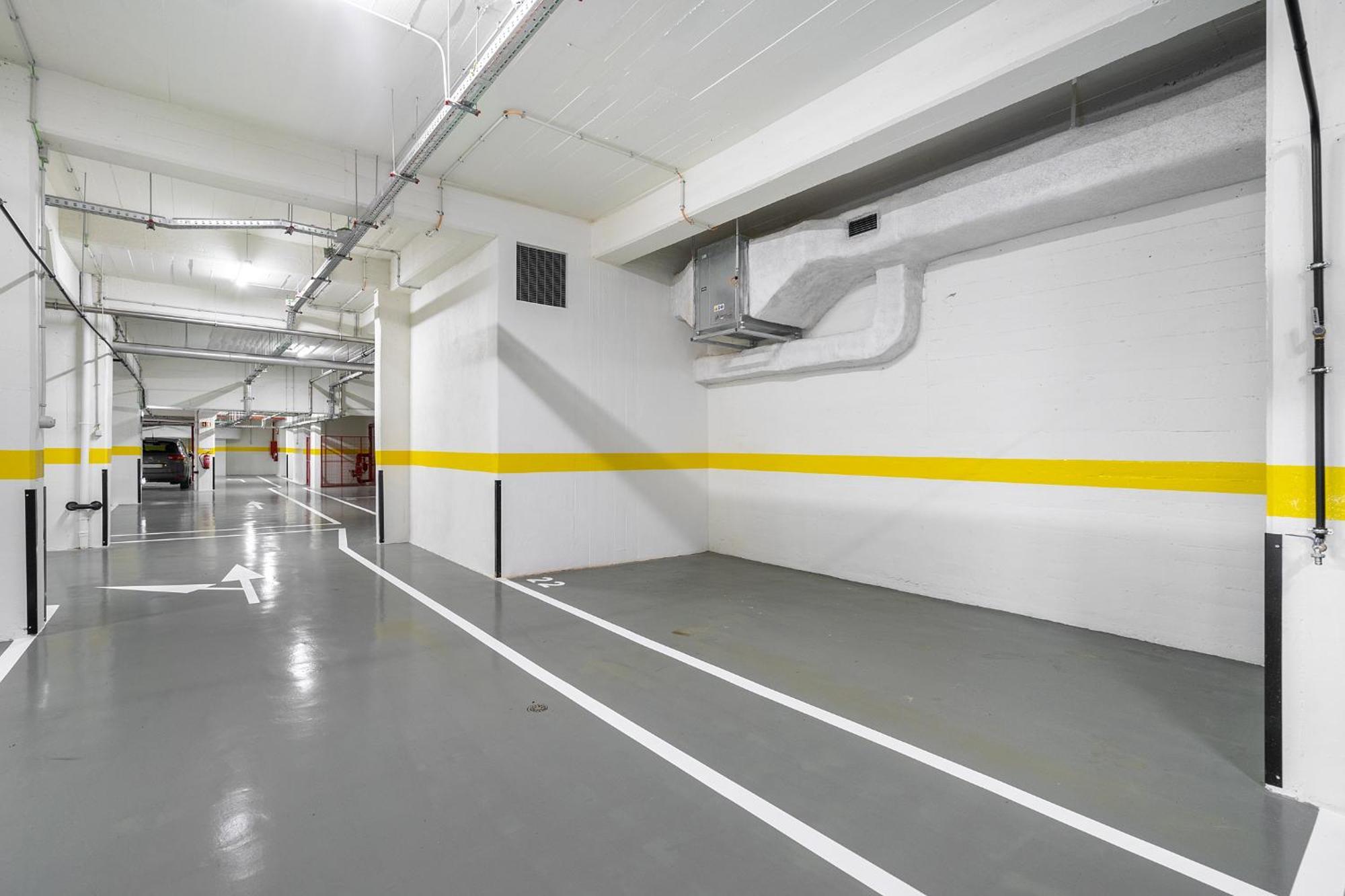 Whome Urban Oasis: Modern Living With Parking & Ac